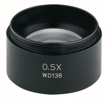 Das Bild zeigt ein runden, schwarzen Objektiv mit einer glatten Oberfläche. In der Mitte befindet sich eine Linseneinheit. Es ist beschriftet mit ?0.5X WD138?.