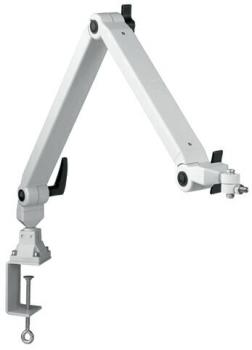 Das Bild zeigt einen klappbaren Arm mit mehreren Gelenken, der an einem Tisch befestigt ist. Er ist weiß und ermöglicht flexible Positionierung von Geräten oder Materialien.