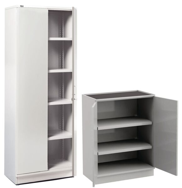 Der Schrank ist grau, rechteckig und hat eine offene Tür auf der rechten Seite. Innen sind drei Regalböden sichtbar, die ausreichend Platz bieten.