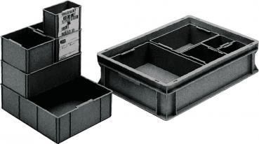 Das Bild zeigt stapelbare, schwarze Aufbewahrungsboxen in verschiedenen Größen. Links sind vier kleine Boxen übereinander gestapelt, rechts eine größere, flache Box mit Fächern.