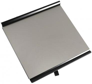 Das Bild zeigt eine runde, flache Platte aus Edelstahl, die schräg auf einer kugelförmigen Basis steht. Die Oberfläche ist glatt und reflektierend.