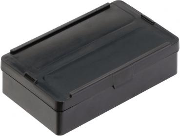 Das Bild zeigt eine rechteckige, schwarze Kunststoffbox mit einem flachen Deckel. Die Kanten sind leicht abgerundet, und die Box hat eine schlichte, matte Oberfläche ohne Verz decoration.