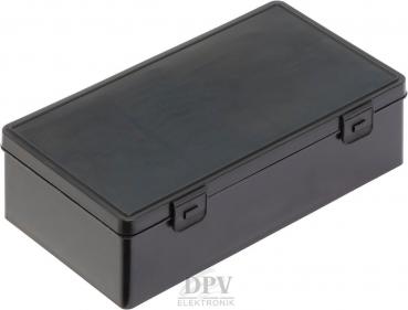 Das Bild zeigt eine schwarze, rechteckige Kunststoffbox mit einem flachen Deckel. Sie hat an den Seiten zwei Schließmechanismen. Die Oberfläche ist glatt und glänzend. Ideal zum Aufbewahren kleiner Gegenstände.