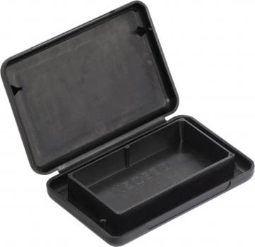 Das Bild zeigt eine rechteckige, schwarze Kunststoffbox mit einem Deckel, der offen ist. Die Innenseite der Box ist glatt, und sie hat eine kleinere Trennwand.