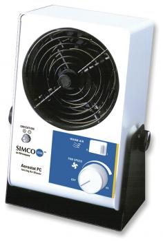 Das Bild zeigt einen kleinen Ventilator in Weiß und Schwarz. Er hat ein rundes Gitter, einen Drehregler zur Einstellung der Geschwindigkeit und eine flache, rechteckige Basis.