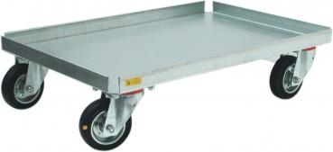 Das Bild zeigt eine flache Transportplatte aus silbrigem Metall mit erhöhten Rändern. Sie steht auf vier drehbaren, schwarzen Rollen. Die Oberfläche ist glatt und bietet Platz für verschiedene Gegenstände.