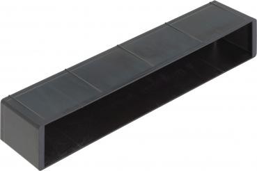 Das Bild zeigt eine längliche, rechteckige Box in Schwarz. Sie hat eine offene Vorderseite und eine flache Oberseite mit vier horizontalen Falten, die angeben, wo der Deckel sitzt.