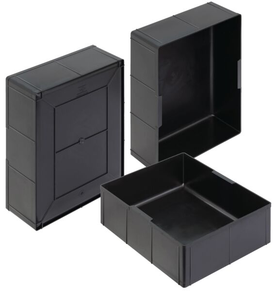 Das Bild zeigt eine rechteckige, schwarze Kunststoffbox ohne Deckel. Sie hat glatte Wände mit leichten Vertiefungen und ist robust. Die Ecken sind rechtwinklig und die Kanten sind leicht abgeflacht.