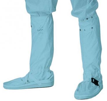 Das Bild zeigt zwei Beine, die mit hellblauen, wasserabweisenden Beinstulpen bedeckt sind. Die Stulpen sind locker und reichen bis zur Mitte der Waden. Dazu werden weiße, flache Schuhe getragen.