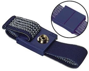 Das Bild zeigt eine dunkelblaue Armbinde aus flexiblem Material mit einer glitzernden Textur. Sie hat einen runden Druckknopf in der Mitte und ein einfaches Verschlusssystem.