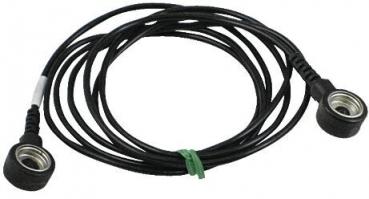 Das Bild zeigt ein langes, schwarzes Kabel mit zwei runden, metallischen Steckern an den Enden. Das Kabel liegt geschwungen und hat an einer Stelle eine grüne Klammer, die es zusammenhält.