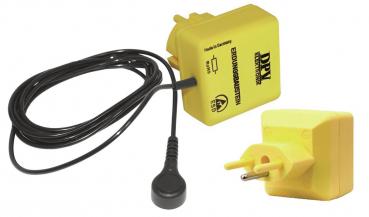 Das Bild zeigt ein gelbes Netzteil mit einem langen Kabel. Es hat einen Stecker für die Steckdose und eine kleine Buchse, um ein Gerät anzuschließen.