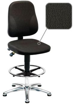 The chair has a black, padded seat and backrest. It stands on a chrome-plated base with five casters. Next to the chair, a detail of the surface texture is depicted.