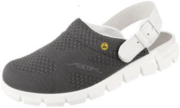 Der Schuh ist ein blauer Clog mit einem strukturierten Obermaterial und einem weißen Riemen hinten. Die Sohle ist dick und griffig, ideal für Komfort und Halt.