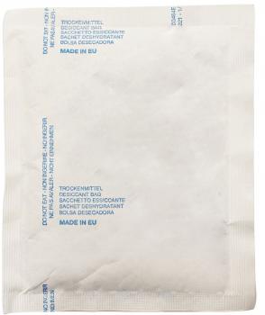 Das Bild zeigt ein beige Verpackungssäckchen mit der Aufschrift in blauer Schrift: ?Trockenmittel?, ?Desiccant Bag? und weiteren Sprachen. Die Oberfläche ist glatt und einfarbig.