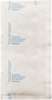 Das Bild zeigt ein helles Paket mit Text in blauer Schrift. Es enthält Hinweise und Informationen. Das Material wirkt papierähnlich und ist ohne besondere Strukturen.