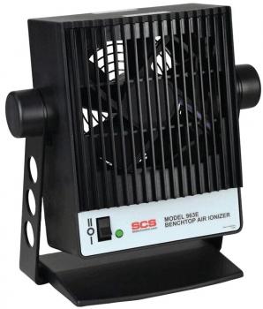 Das Bild zeigt einen schwarzen Tischluftreiniger mit einem rechteckigen, gitterartigen Ventilator. Er hat einen stabilen Standfuß und leuchtet grün, wenn er eingeschaltet ist.