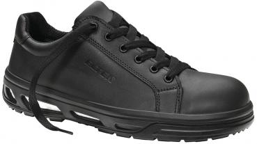 Der Schuh ist schwarz, aus glattem Material mit einer gepolsterten Zunge. Er hat ein sportliches Design, Schnürsenkel und eine profilierte, rutschfeste Sohle.