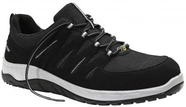 It is a black, sporty shoe made of soft material. It has a flexible sole and lacing with several eyelets for good support. Ideal for leisure and active movements.