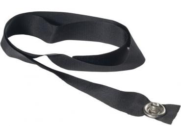 Das Bild zeigt ein schwarzes, flaches Band aus textilem Material, das in einer Schleife angeordnet ist. An einem Ende befindet sich ein silberner Druckknopf oder eine Öse.