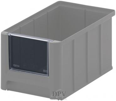 Es handelt sich um eine rechteckige, graue Aufbewahrungsbox aus Kunststoff. Die Box hat eine offene Oberseite und eine beschriftbare Vorderseite, die eine klare Sicht auf den Inhalt ermöglicht.