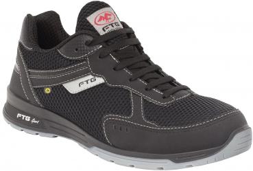 Der Schuh ist ein sportlicher, schwarzer Sneaker mit atmungsaktivem Mesh-Obermaterial. Er hat helle Schnürsenkel, eine rutschfeste Sohle und eine graue Gummisohle mit leichtem Profil.