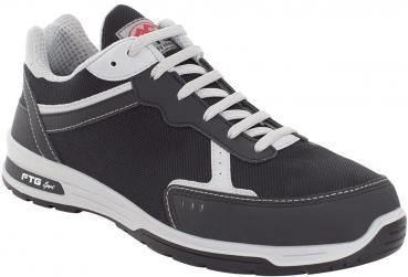 Der Schuh ist ein sportlicher Sneaker in Schwarz mit weißen Details. Er hat flache Schnürsenkel, eine gepolsterte Zunge und eine gummierte Sohle, die für guten Halt sorgt.