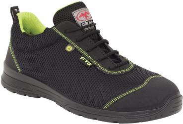 Es handelt sich um einen schwarzen Schuh aus atmungsaktivem Material mit grünen Akzenten und Schnürsenkeln. Der Schuh hat eine sportliche, modernen Form und eine gummierte Sohle.