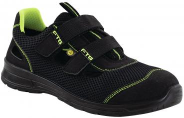 Der Schuh ist schwarz, hat eine luftige Struktur und leuchtend grüne Akzente. Er wird mit zwei breiten Klettverschlüssen geschlossen und hat eine griffige, schwarze Sohle.