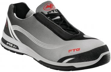 Der Schuh ist sportlich und enganliegend, hauptsächlich in Grau und Schwarz. Er hat eine elastische Schnürung, eine weiße Wellenlinie, sowie das rote Logo ?FTG? seitlich. Die Sohle ist stabil.