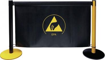 Das Bild zeigt eine schwarze Absperrung mit gelben Querstreifen. In der Mitte ist ein gelbes Symbol in Form eines Dreiecks mit einem Feuer-Icon und der Aufschrift 