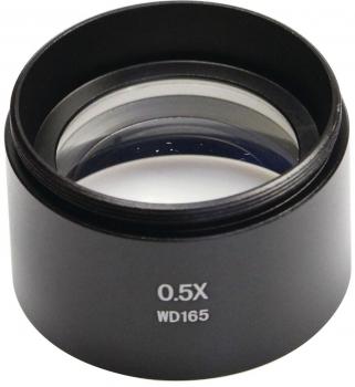 Das Bild zeigt einen C-Mount-Adapter aus schwarz lackiertem Metall. Er hat eine runde Form mit gerilltem Rand und einer seitlichen Schraube zur Sicherung. Die Öffnung oben ist durchgehend.