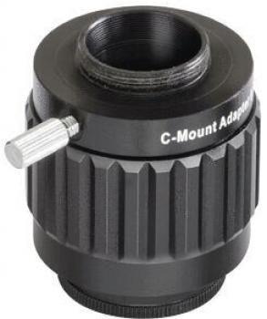 Das Bild zeigt einen C-Mount-Adapter aus schwarz lackiertem Metall. Er hat eine runde Form mit gerilltem Rand und einer seitlichen Schraube zur Sicherung. Die Öffnung oben ist durchgehend.