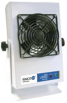 Das Bild zeigt einen weißen Ventilator mit einem großen, runden Gitter vorne. Er hat einen Drehknopf an der Seite und eine kleine Anzeige unterhalb, die möglicherweise den Betriebsstatus anzeigt.