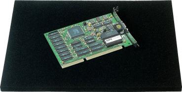 Das Bild zeigt eine grüne Platine, die eine elektronische Schaltung darstellt. Sie hat viele kleine Bauteile, Anschlüsse und einen langen Anschlussrand, um in einen Computer eingesetzt zu werden.
