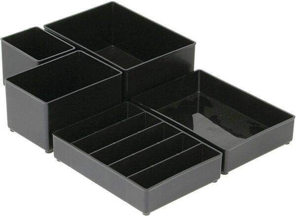 Das Bild zeigt ein rechteckiges Behälter-Set mit einer klaren Basis. Oben sind 16 kleine, schwarze Quadrate angeordnet, perfekt für Aufbewahrung oder Organisation.