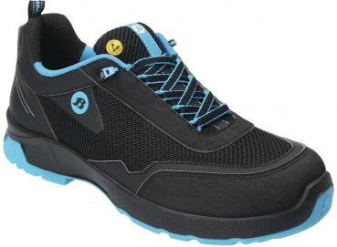Der Schuh ist schwarz mit blauen Akzenten. Er hat eine gepolsterte Zunge, eine atmungsaktive Oberfläche und eine griffige, blaue Sohle. Die Schnürsenkel sind ebenfalls blau.