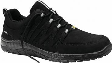 Es handelt sich um einen schwarzen, sportlichen Schuh aus weichem Material. Er hat eine flexible Sohle und eine Schnürung mit mehreren Ösen für guten Halt. Ideal für Freizeit und aktive Bewegungen.