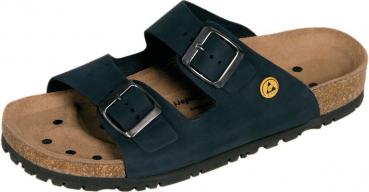 Der Schuh ist ein dunkelblauer Pantoffel mit zwei breiten Riemen, die mit silbernen Schnallen verstellbar sind. Die Sohle ist aus Kork und hat kleine Löcher zur Belüftung.