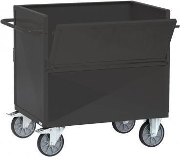 Der Abfallcontainer ist rechteckig, aus schwarzem Metall und hat an einer Seite einen großen, auffaltbaren Deckel. Er steht auf vier beweglichen Rädern.