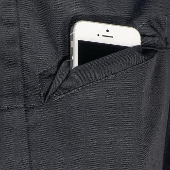 In dem Bild ist ein Smartphone in einer dunklen Hosentasche zu sehen. Nur der obere Teil des Telefons ragt heraus, der Bildschirm ist schwarz. Die Tasche hat eine klare, schlichte Naht.