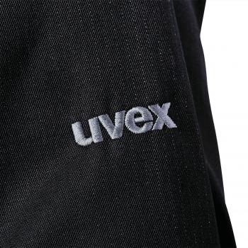 Auf dem Bild ist ein schwarzes Stoffstück zu sehen, auf dem das Logo "uvex" in hellgrauer, gestickter Schrift zu erkennen ist. Der Schriftzug ist gut lesbar und deutlich gestaltet.
