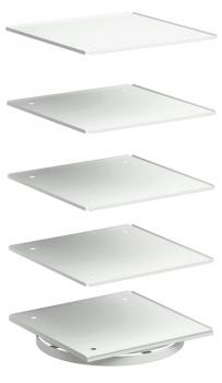 Das Bild zeigt fünf weiße, quadratische Platten, die übereinander gestapelt sind. Die oberste Platte ist flach, und die untere hat eine runde Basis. Diese Struktur sieht stabil und modern aus.