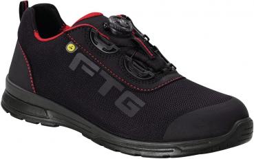 Der Schuh ist sportlich und schwarz mit roten Details. Er hat einen modernen Look, eine flache Sohle, und an der Schnürung befinden sich kompakte, runde Verschlüsse für eine einfache Anpassung.