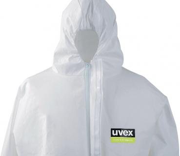 Das Bild zeigt einen weißen Schutzanzug mit Kapuze. Er hat einen Reißverschluss vorne und das Logo "uvex" auf der Brust. Der Anzug wirkt leicht und ist für Sicherheitszwecke konzipiert.