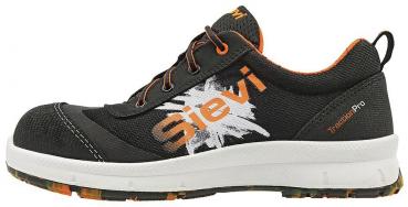 Der Schuh ist schwarz mit orangefarbenen Akzenten und einem auffälligen Logo. Er hat eine helle Sohle und ist sportlich designt, geeignet für den Outdoorsport oder die Arbeit.