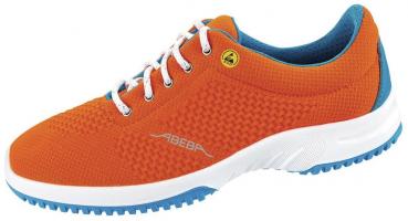 Der Schuh ist sportlich und leicht, mit einer orangefarbenen, strukturierten Oberfläche und blauen Akzenten. Er hat weiße Schnürsenkel und eine rutschfeste, hellblaue Sohle.