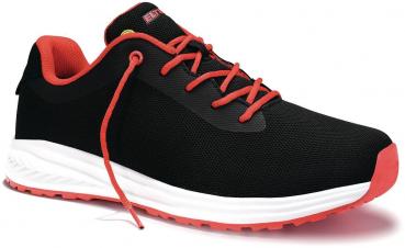Der Schuh ist leicht und sportlich, überwiegend schwarz mit roten Schnürsenkeln und einer weißen Sohle. Die Form ist modern und ergonomisch für Komfort beim Laufen.