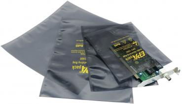 Auf dem Bild sind mehrere silberne, glänzende Verpackungen in unterschiedlichen Größen zu sehen. Eine der Verpackungen ist geöffnet und zeigt eine elektronische Platine mit einer Anschlussstelle.