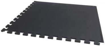 Das Bild zeigt eine schwarze, quadratische Matte mit gezahnten Kanten, die ineinandergreifend angeordnet werden kann. Sie ist aus einer flexiblen, rutschfesten Oberfläche gefertigt.